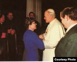 З римським папою Іваном Павлом ІІ: свого часу Анна Валентинович голодувала, вимагаючи допустити понтифіка до Польщі