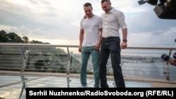 Брати Клички випробовують «скляний міст» . Київ, 25 травня 2019 року