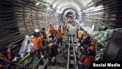 Орусияда метро салып жаткан мигранттар.