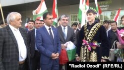 Пешвози Сомон дар фурудгоҳи шаҳри Душанбе