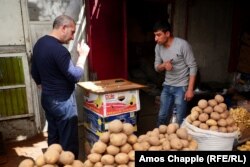 На армянскіх рынках ужо поўна сьвежай садавіны і гародніны. Photo by Amos Chapple