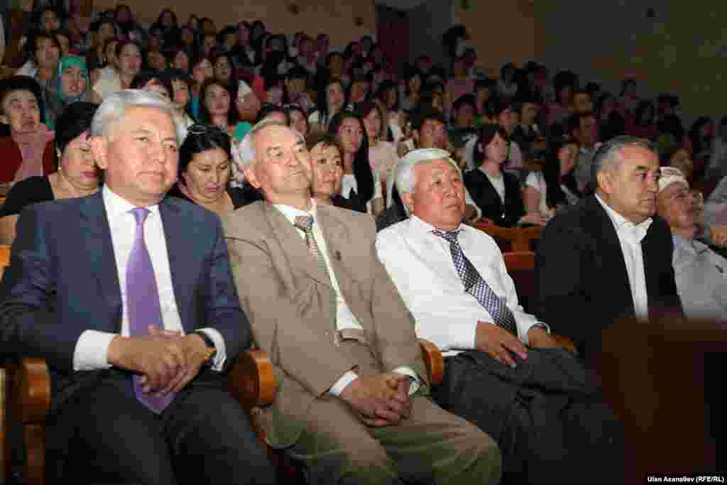 Мэр Бишкека Иса Омуркулов, общественный деятель Бектемир Мурзубраимов, бывший генеральный прокурор Кубатбек Байболов и лидер социалистов Омурбек Текебаев