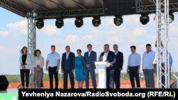 Віталій Тишечко та голова Запорізької ОДА Віталій Боговін (за трибуною) під час презентації команди пропрезидентської партії на місцевих виборах, серпень 2020 року