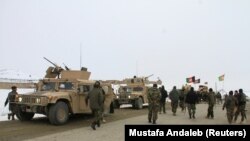 Ооган армиясынын өкүлдөрү учак кулаганы айтылган аймакка бара жатышат. 27-январь, 2020-жыл.