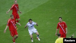 В центре – член сборной Греции Гиоргос Карагоунис, автор единственного гола в игре со сборной России. Варшава, 16 июня 2012 года.  