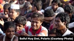 عکسی آرشیوی از اقلیت روهینگیا که تلاش می‌کنند وارد خاک بنگلادش شوند