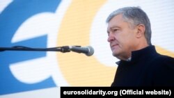 18 вересня адвокат колишнього президента Петра Порошенка (на фото) Ілля Новіков заявив, що правоохоронні органи відкрили проти його підзахисного в цілому 58 кримінальних справ