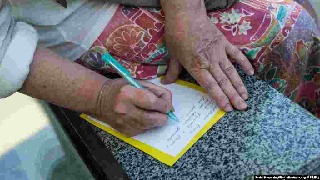 Люди писали Олегу Сенцову листівки, які потім будуть переслані в колонію