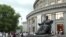Памятник Араму Хачатуряну перед зданием Оперного театра в Ереване