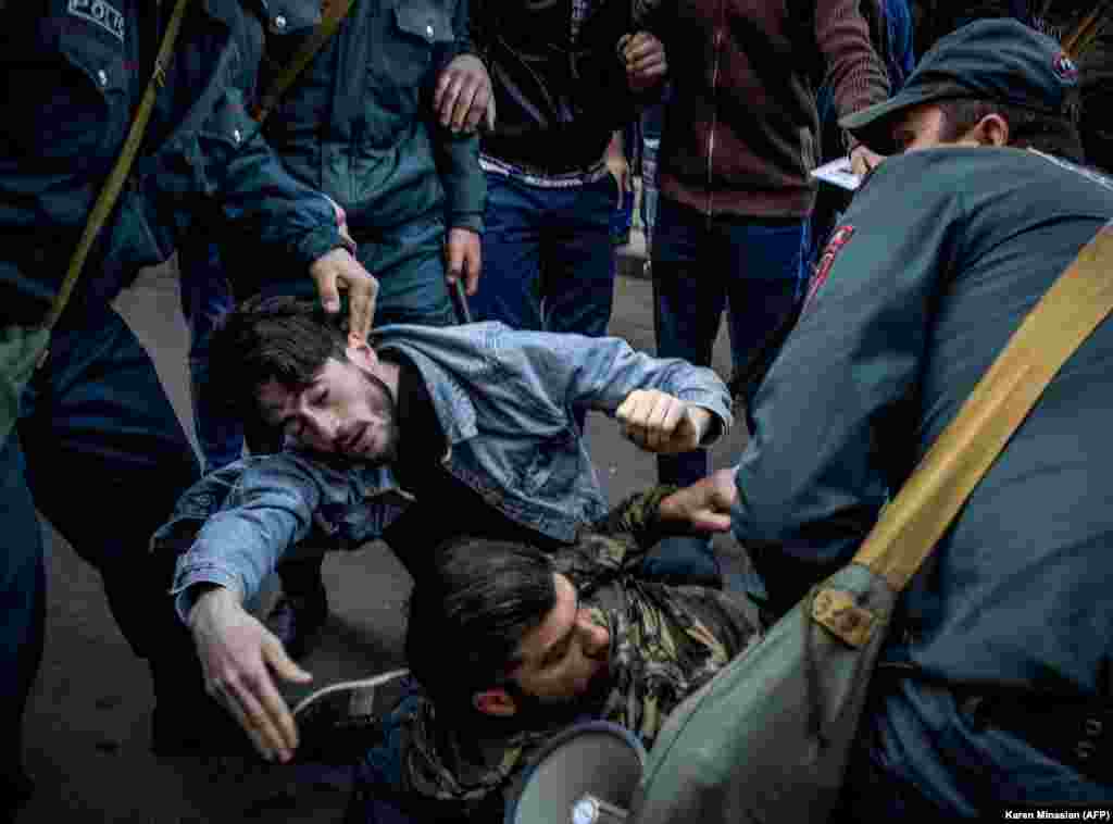 Поблизу однієї з будівель уряду 19 квітня побили журналіста неурядової організації, що висвітлював протест