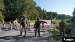 Архіўнае фота. Літоўскія памежнікі падчас закрыцьця літоўска-беларускага памежнага пераходу Шумск/Лоша