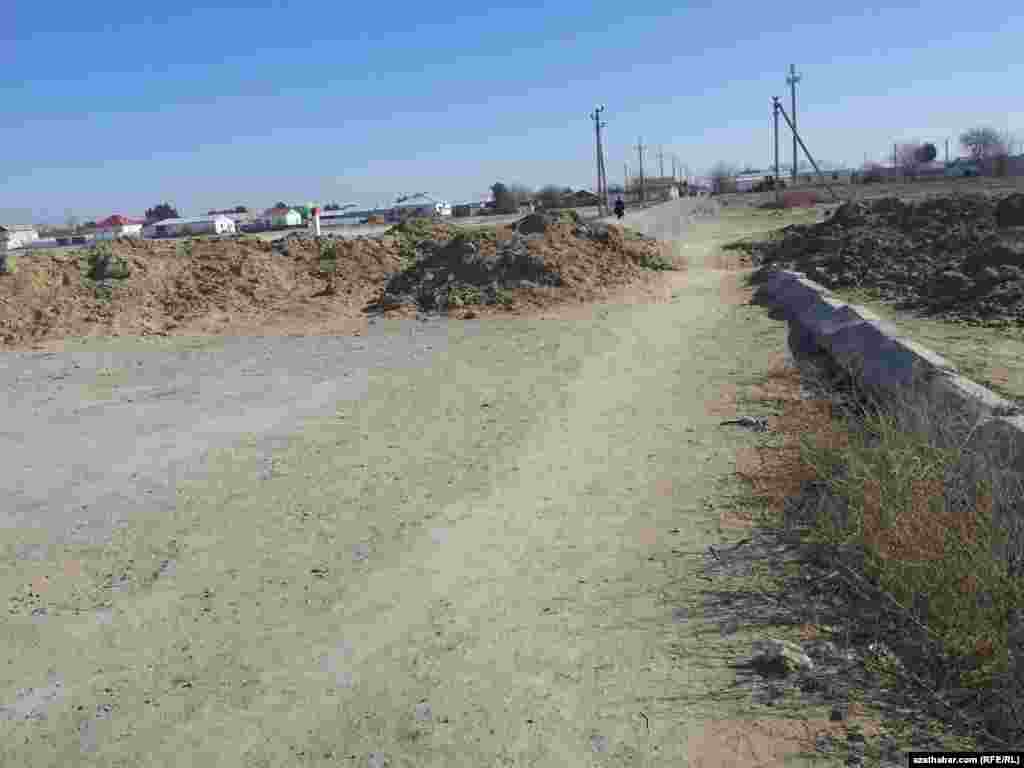 Aşgabat-Daşoguz awtotrassasyndan Çoganla tarap barýan awtoulag köçeleriniň ählisi çukur gazylyp beklenilipdi.