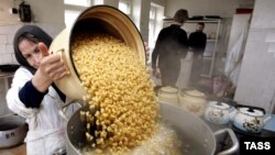 Приготовление блюда в школьной столовой. Иллюстративное фото.