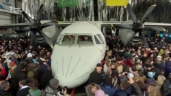 Новий транспортний літак Ан-132 показали у Києві (відео)