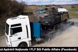 Deplasarea tehnicii militare a devenit tot mai importantă la nivel european. În imagine, un convoi care transportă blindate ale militarilor spanioli, care s-au alăturat în 2024 grupului de luptă NATO de la Cincu.