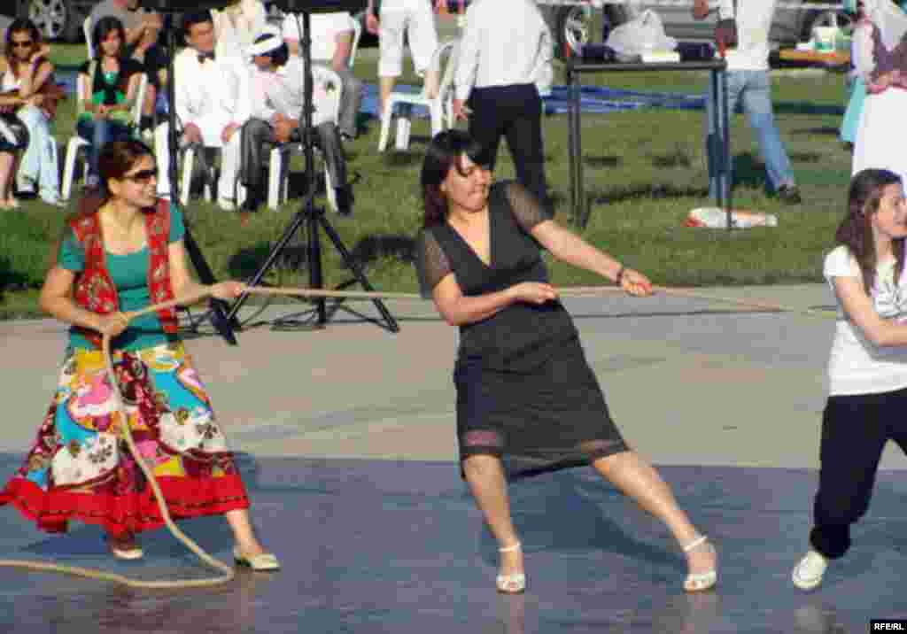 İstanbul Sabantuyı - 2009 - İstanbulda Topkapı mädäniät parkında uzgan tatar sabantuyı. Selman Yeşil fotoları © tawish.org
