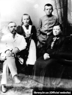 Родина Чижевських. На світлині Дмитро Чижевський (1894–1977) із батьком Іваном, матір’ю Марією та сестрою Марією