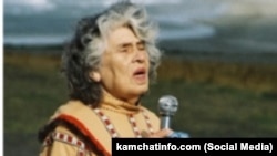 2021-жылы 6-мартта Вера Терентьевна Тимошенко 94 жашында Беринг аралында каза болду. Ал алеут тилинин беринг диалектинде сүйлөгөн акыркы өкүл деп эсептелет.