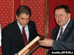 Айрат Сибагатуллин Мостафа Дәмиргә бүләк тапшыра