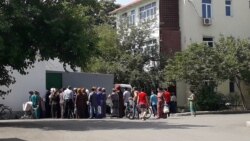 Diňle: Balkanabatda 'türkmen uny' satylmaýar. Ýaşaýjylar un we ýag 'paýoklaryna' garaşýarlar