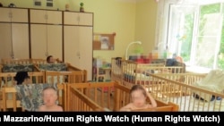 Дети в палате интерната для детей-инвалидов на севере России.