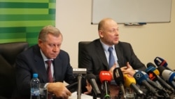 Заступник голови Нацбанку Яків Смолій (зліва) та колишній голова правління «Приватбанку» Олександр Дубілет на брифінгу, Дніпро, 19 грудня 2016 року