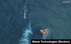 На супутниковому знімку десантний корабель класу Serna і можливий ракетний слід поблизу острова Зміїний, Україна, 12 травня 2022 року