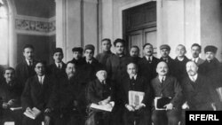 Ғылыми қызметкерлердің бүкілодақтық съезінде. Ахмет Байтұрсынұлы алдыңғы қатарда сол жақтан үшінші отыр. Ақпан, 1927.