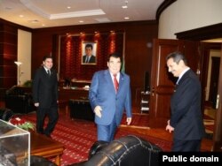 Türkmenistanyň ilkinji prezidenti Saparmyrat Nyýazow (ortada), şol döwürlerde ýurduň bilim, saglyk we medeniýet pudagyna gözegçilik eden wise-premýer Gurbanguly Berdimuhamedow (çepde), we türk iş adamsy Ahmet Çelik (sagda) Aşgabatdaky prezident köşgünde. Arhiw suraty.