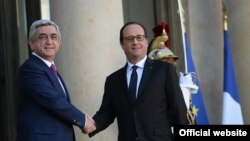 Франция – Президент Франции Франсуа Олланд (справа) приветствует президента Армении Сержа Саргсяна в Париже, 27 октября 2014 г.