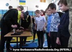 Мариуполь: пока старшие соревнуются, малыши с интересом наблюдают