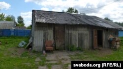 Хлеўчукі жыхароў. Увайсьці рызыкоўна. Для жыхароў звыкла