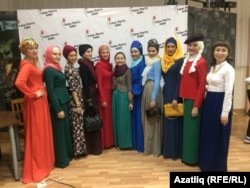 Ислам дине кануннары буенча киенү модасын күрсәтүче кызлар