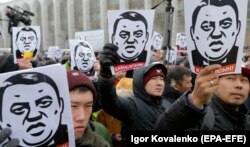 Жемкорлукка каршы нааразылык иш-чарасына жигердүү катышкан жаштардын тобу. Бишкек. 25.11.2019.