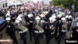 Марш російських фанів під захистом польських правоохоронців, Варшава, 12 червня 2012 року