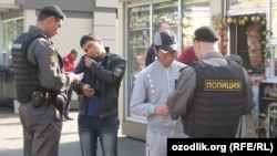 Полицейские проверяют документы мигрантов, вышедших из мечети после пятничной молитвы. Москва, сентябрь 2012 года.