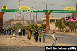 مردم شهر راس‌العین سوریه در حال ترک خانه و کاشانه خود پس از آغاز حملات هوایی و زمینی ترکیه