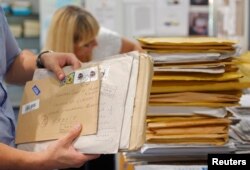 Ілюстративне фото: процес сортування понад 300 листів, які ЄСПЛ отримує щоденно, у поштовій кімнті суду в Страсбурзі, Франція, 26 липня 2013 року