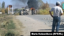 Буга чейин Саруу айылында өткөн митингди Дмитрий Цой каржылаганы тууралуу кептер тараган. Ысык-Көл, Саруу. 2013-жыл.