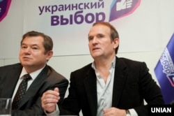Радник президента Росії Володимира Путіна Сергій Глазьєв і Віктор Медведчук у Запоріжжі. 23 листопада 2012 року