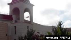 Російський прапор на Українській гімназії в Сімферополі