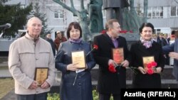 Сулдан: Мәдияр Хаҗиев, Әлфия Ситдыйкова, Рашат Фәйзрахманов, Раушания Кулакова