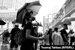 چتر سال‌هاست نشانه اعتراضات در هنگ‌کنگ است؛ هم برای پوشاندن چهره و به‌عنوان نمادی از مقابله در برابر پلیس.