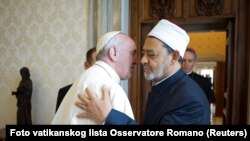 Египеттеги Аль-Азхар университетинин баш имамы Ахмед әл-Тайеб жана Рим папасы Франциск. 23-май, 2016-жыл.