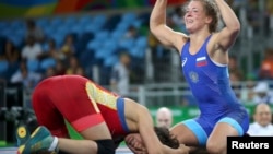 Рио Олимп оюндарынын кыз-келиндер күрөшүнөн 58 килограммга чейинкилер арасындагы жарым финалдык күрөштө Тыныбекова орусиялык Валерия Коблова менен күрөшүп, 4:1 эсебинде жеңилүү ызасын тартты. 17-август, 2016-жыл.