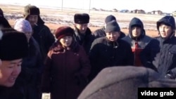 Қоянды тұрғындары жерлері мен баспаналарының сүрілуіне наразылықтарын айтып тұр. 27 қазан 2014 жыл.