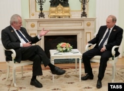 Президент Чехії Мілош Земан (ліворуч) під час зустрічі із президентом Росії Володимиром Путіним у Москві. 9 травня 2015 року