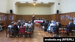 Удзельнікі ўрачыстага паседжаньня. У прэзыдыюме - члены Рады БНР