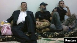 ریاض حجاب، نخست وزیر سابق سوریه که در هفته جاری به مخالفان بشار اسد پیوست،در میان گروهی از اعضای ارتش آزاد سوریه