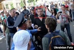 Чоловік, схожий на Бойка Василя, присутній при побитті журналістів в Києві 18 травня 2013 року